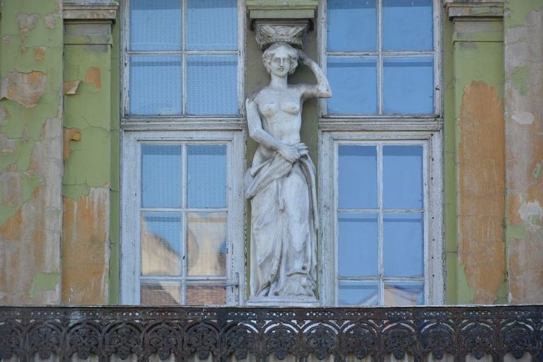 Kariatida, avagy Fehérvár félig ruhátlan oszloptartója