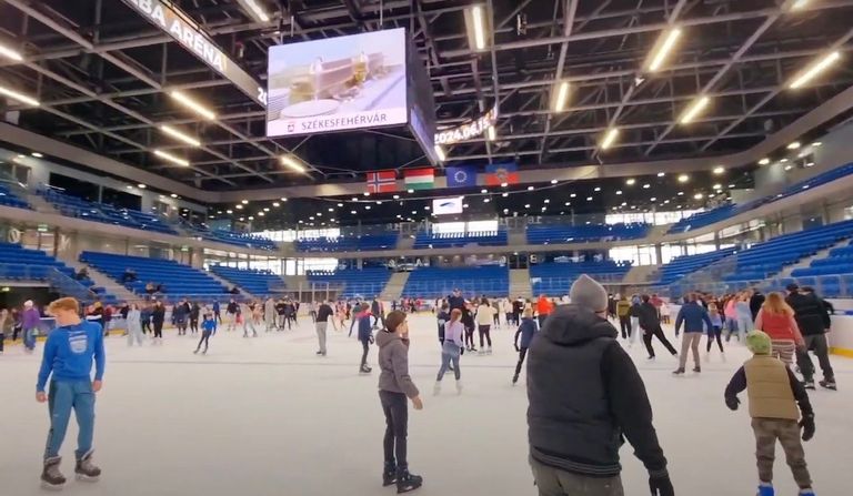 Videón az Alba Aréna első közönségkorija