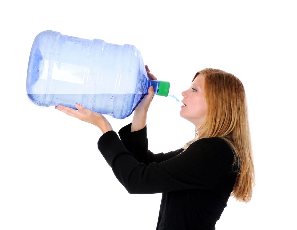 Беременность хочется пить воду. Пить воду. Пить много воды. Жажда воды. Человек пьет воду.